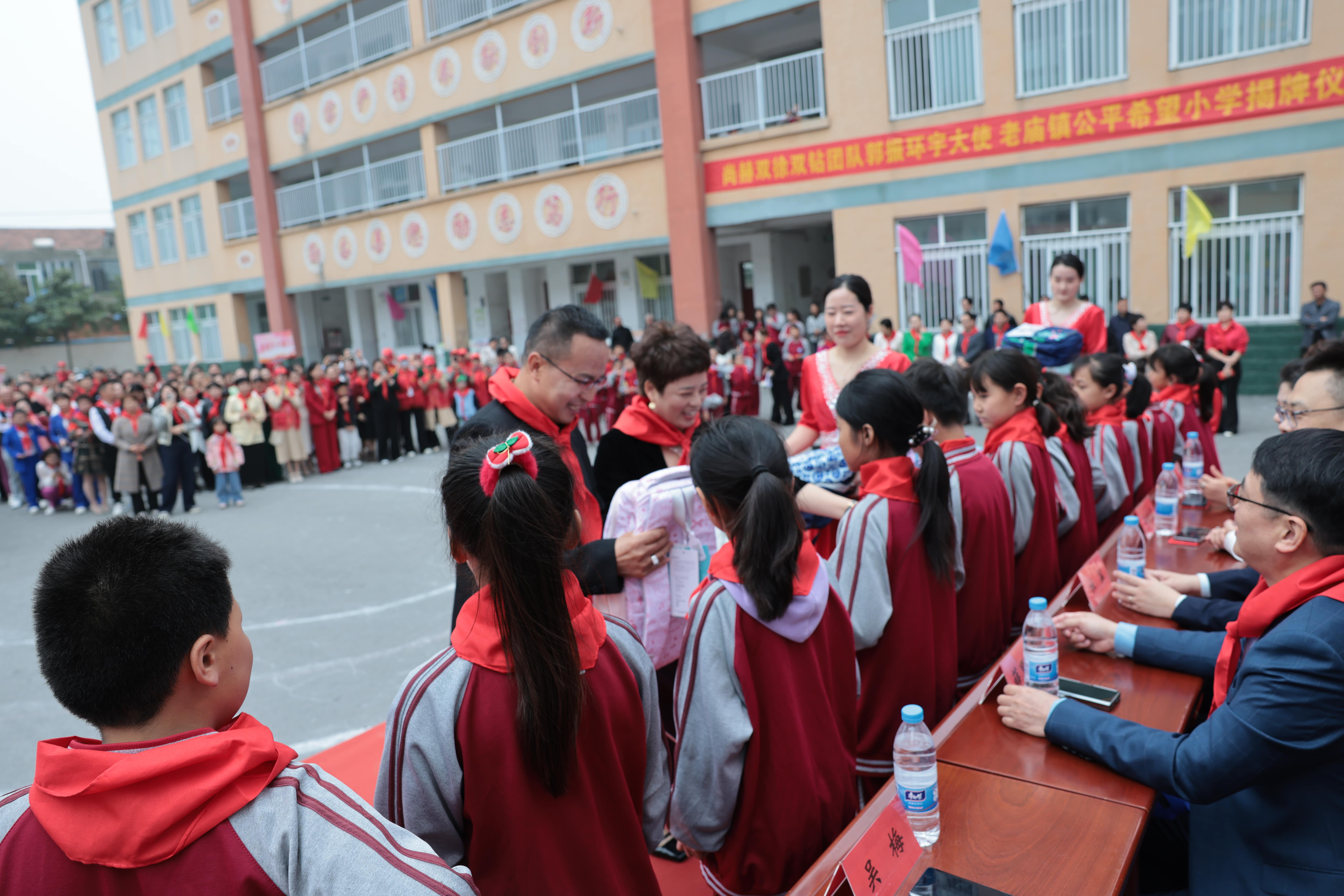 在爱意的“双向奔赴”中丨第249所万搏网_万搏(中国)
公益学校揭牌