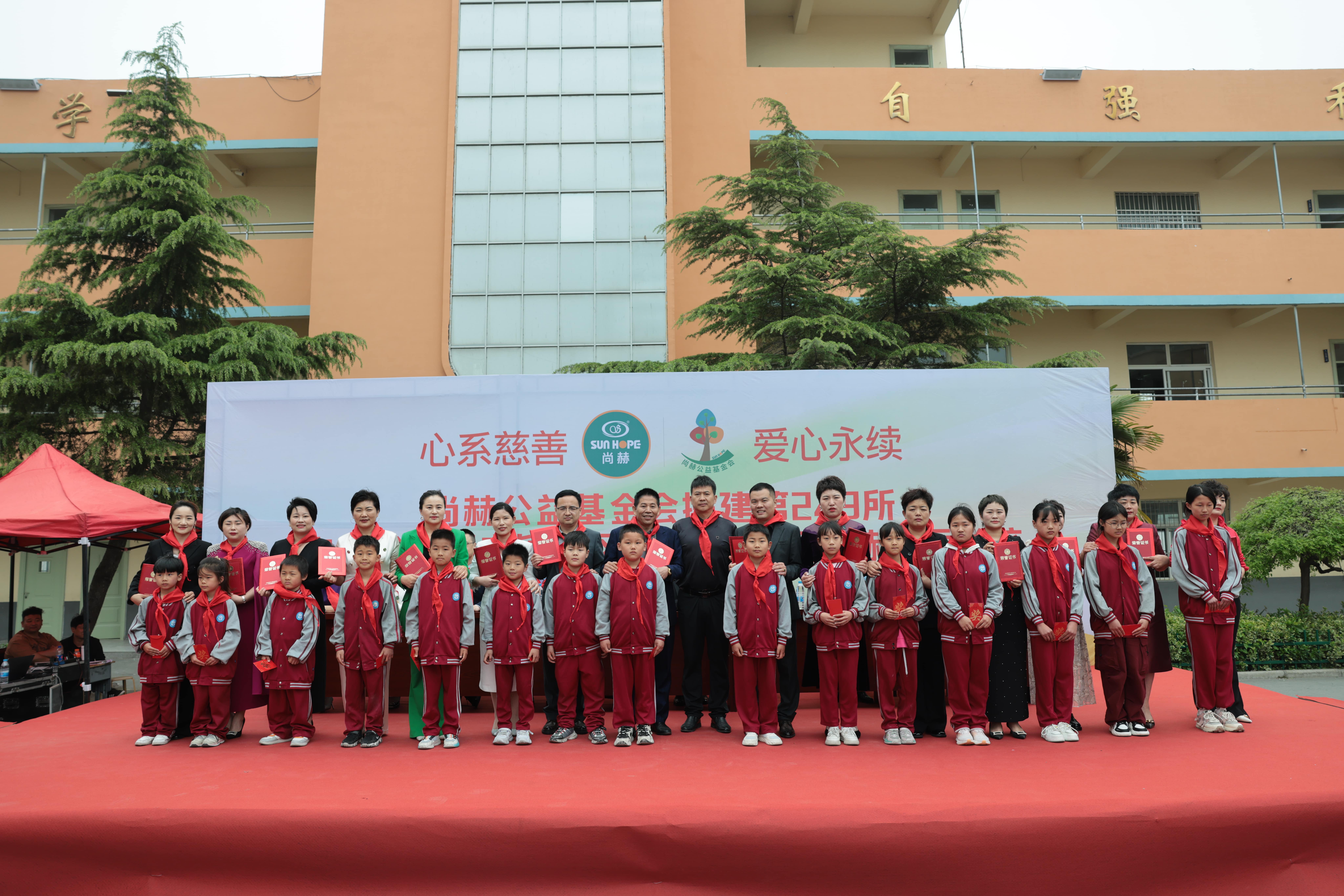 在爱意的“双向奔赴”中丨第249所万搏网_万搏(中国)
公益学校揭牌