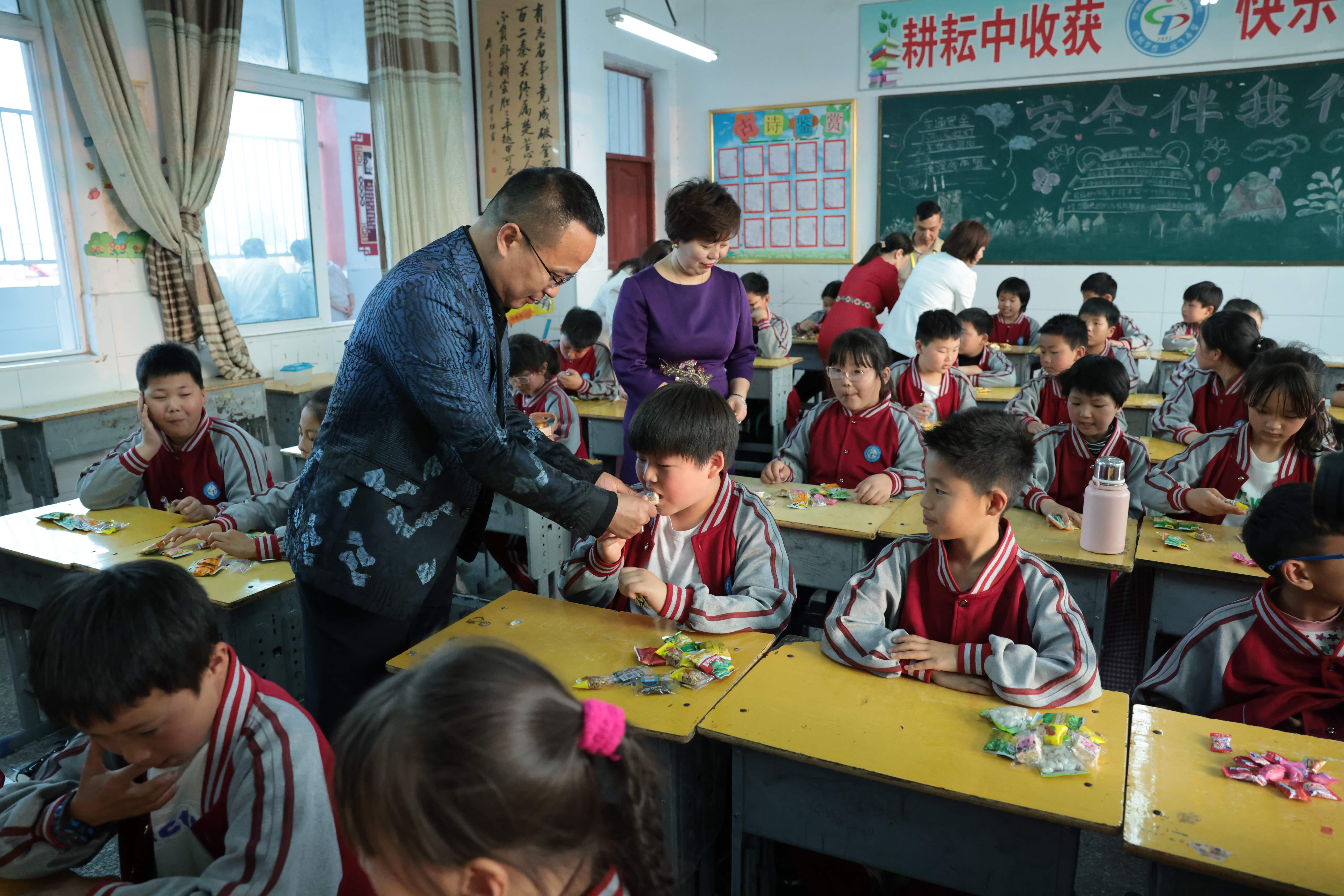 在爱意的“双向奔赴”中丨第249所万搏网_万搏(中国)
公益学校揭牌