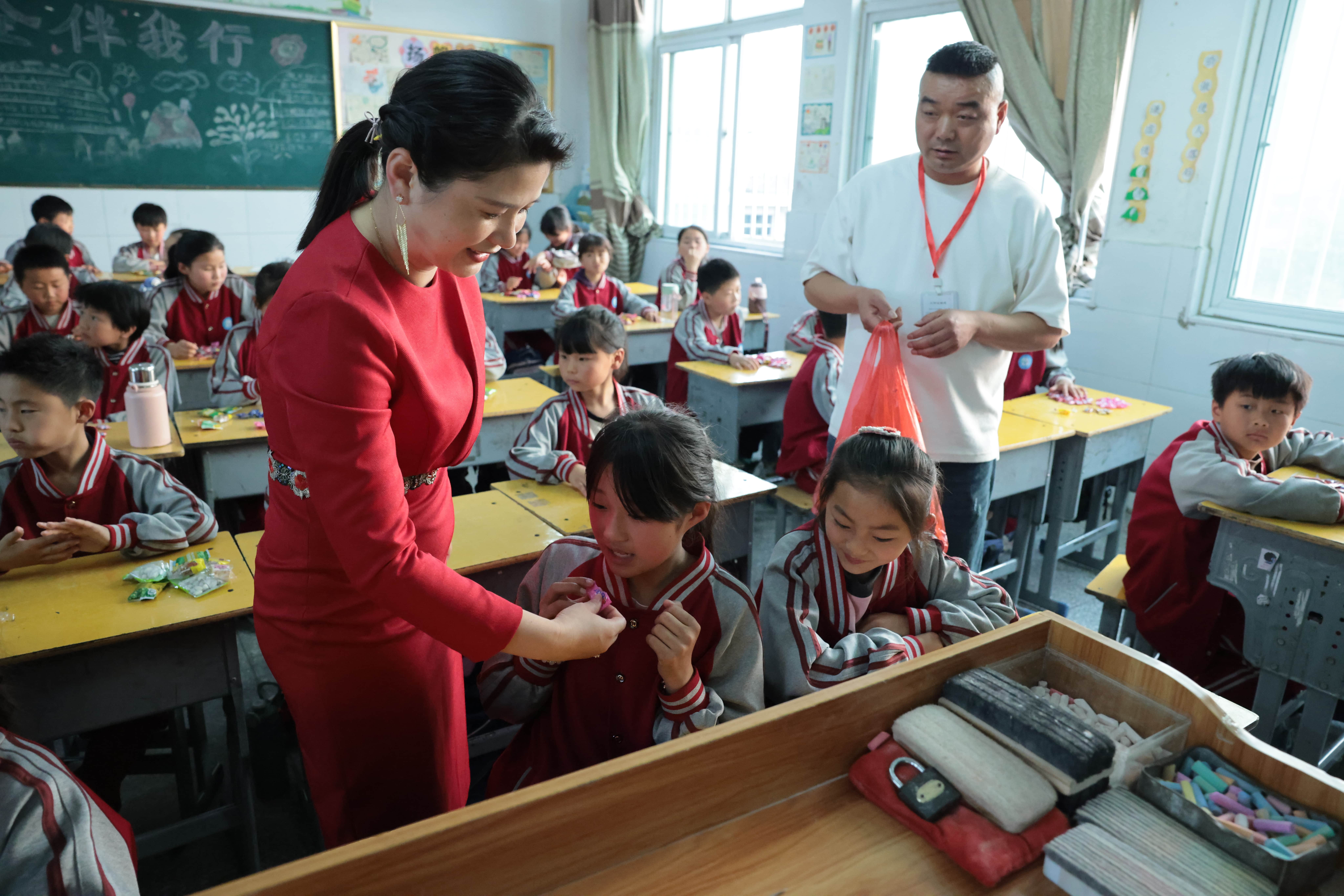 在爱意的“双向奔赴”中丨第249所万搏网_万搏(中国)
公益学校揭牌